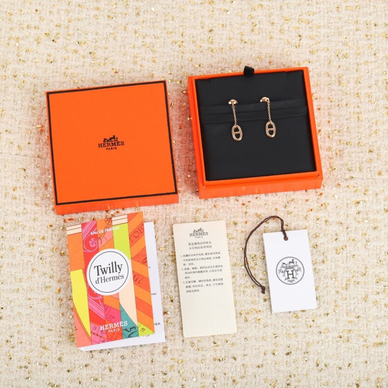 H**me5 earrings
